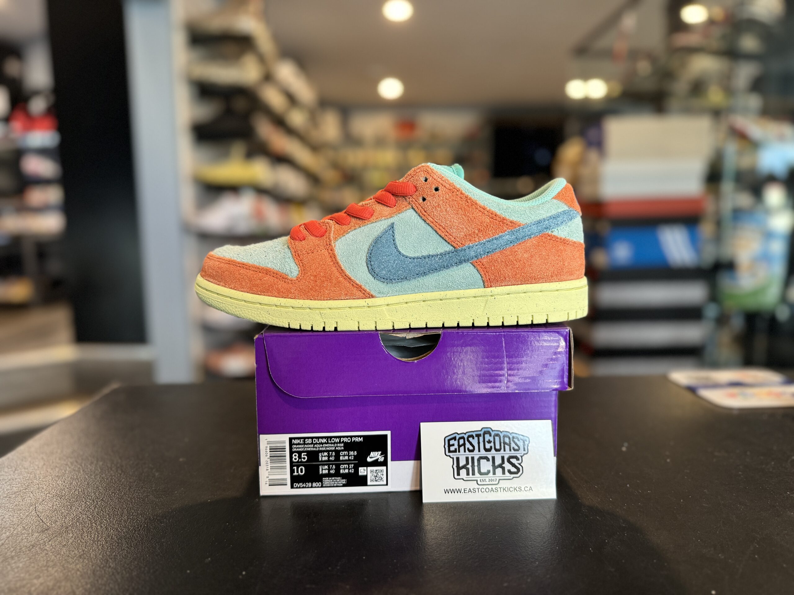 Nike SB Dunk Low Orange Emerald Rise Size 8.5