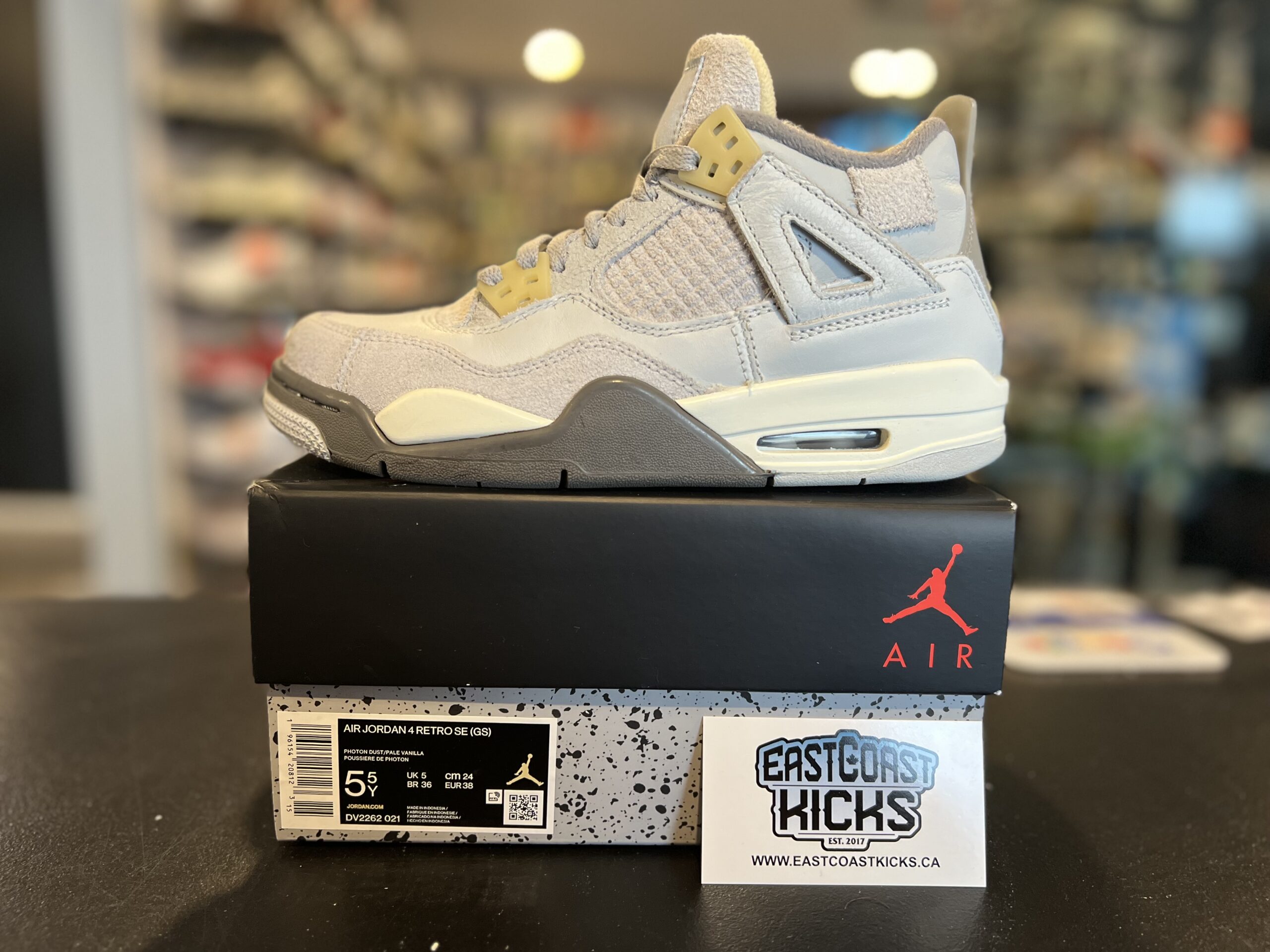 Preowned Jordan 4 Retro SE Craft Photon Dust Size 5.5Y