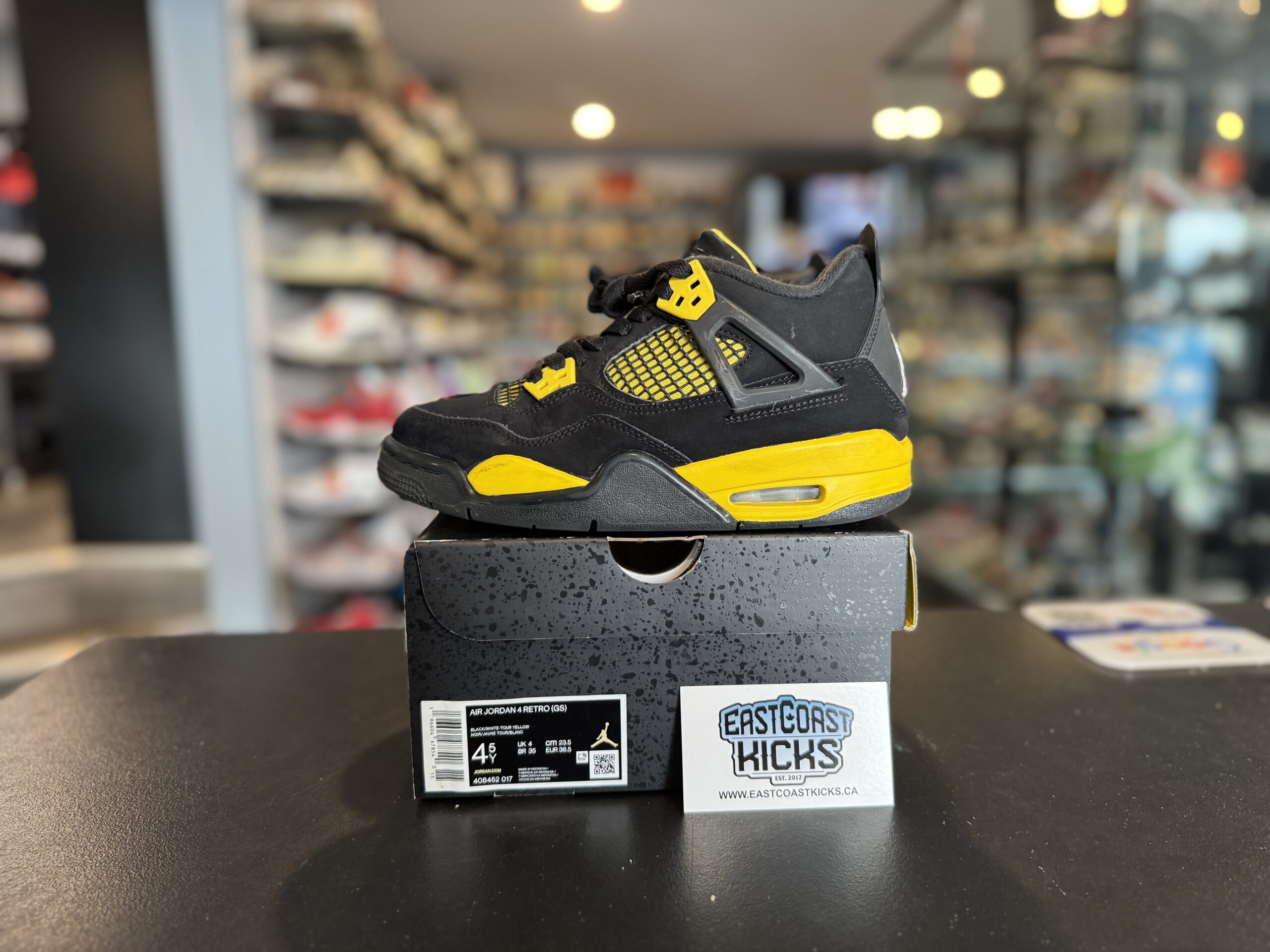 Preowned Jordan 4 Retro Thunder Size 4.5Y